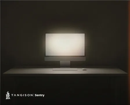 A lit monitor in a dark control room, where the manager watches the live on-site dashboard.